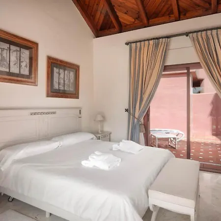 Beachfront Penthouse, Pool Gym شقة إِستيبونا